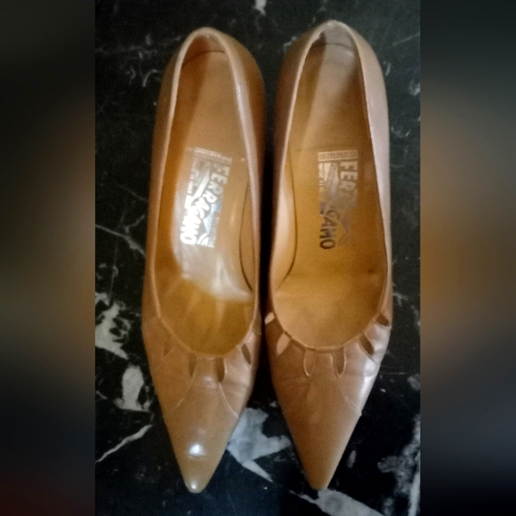 FERRAGAMO 8.5 B Width - Picture 1 of 9